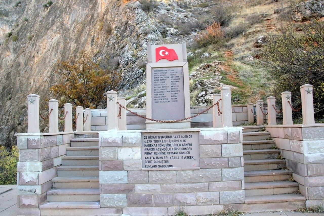 Acemoğlu Şehi̇tler Aniti 1280X854