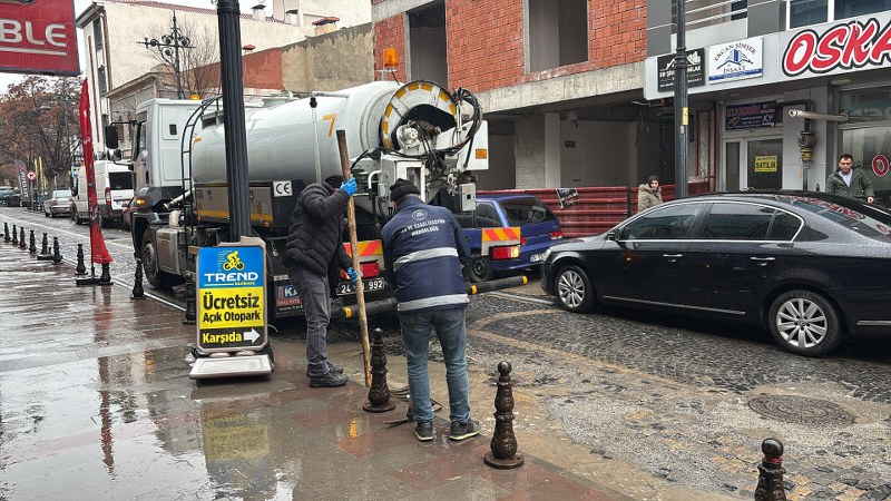 Erzincan’da Sağanak Yağış Sonrası Rögar Taştı-2