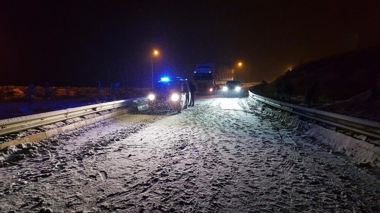 Erzincan'ın yüksek kesimlerinde kar ve tipi ulaşımı etkiledi (1)_1280x720