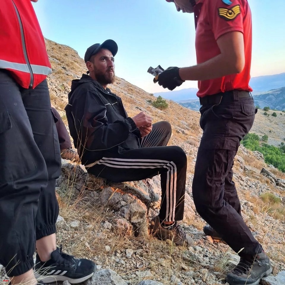 Kayalıklara tırmandı ama inemedi imdadına profesyoneller yetişti  (1)_960x960