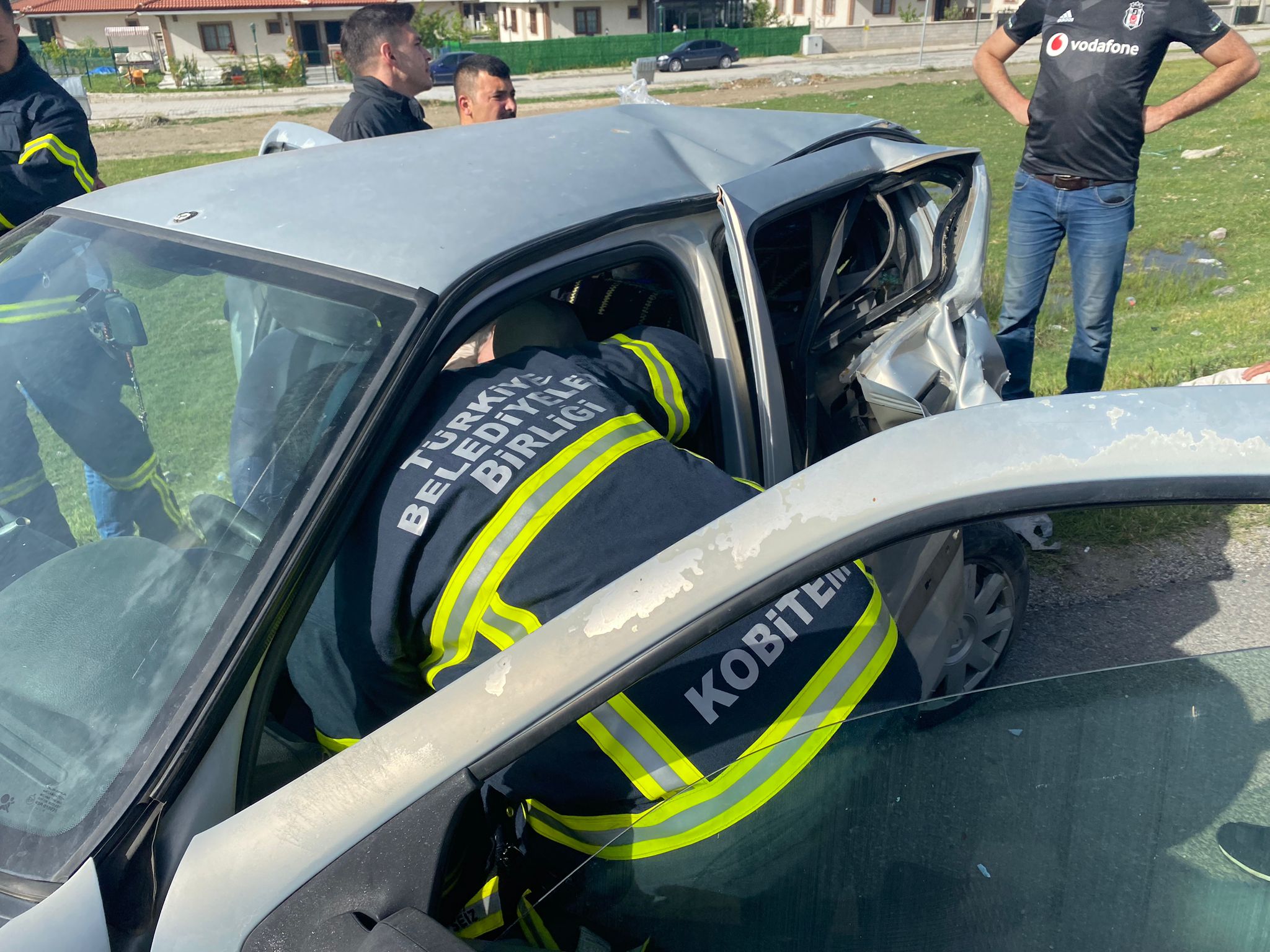 kaza bir kişi sıkıştığı araçtan itfaiye tarafından kurtarıldı (2)