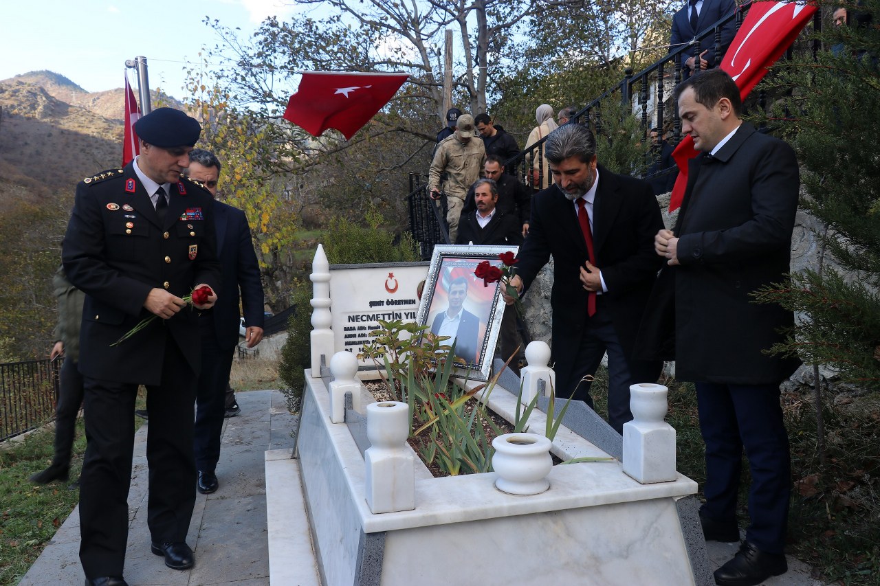 Şehit Öğretmen Necmettin Yılmaz kabri başında anıldı 2_1280x853