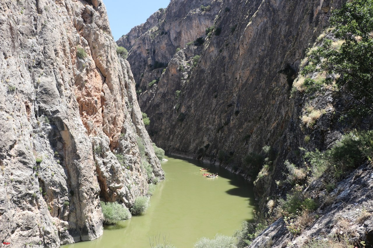 Sıcaktan bunalanlar Karasu Nehri'nde rafting yaparak serinliyor (2)_1280x853