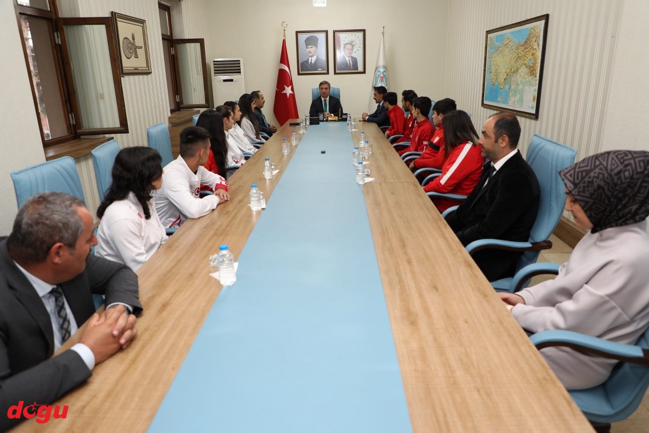 Sporcular Vali Aydoğdu’yla bir araya geldi (2)_1280x853
