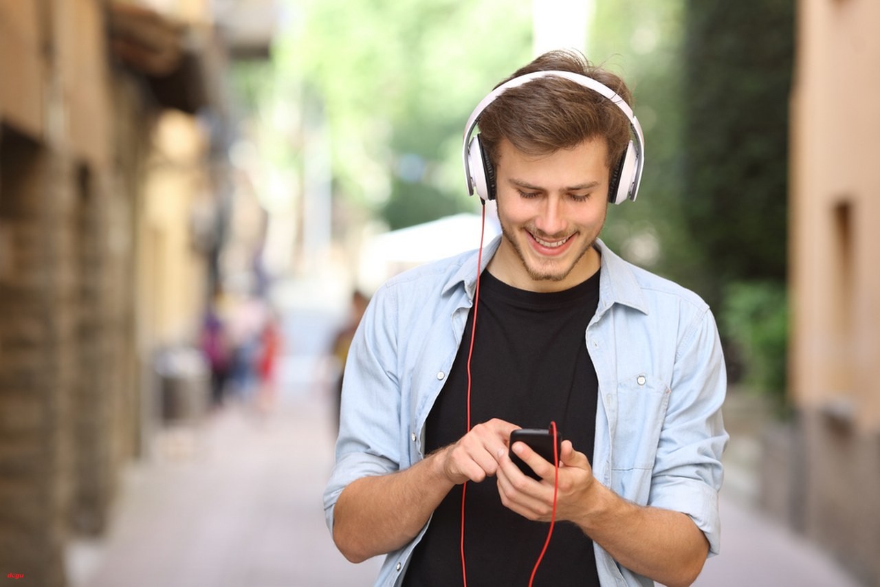 Uzun süre kulaklıkla müzik dinlemek işitme kaybına neden oluyor (2)_1280x854