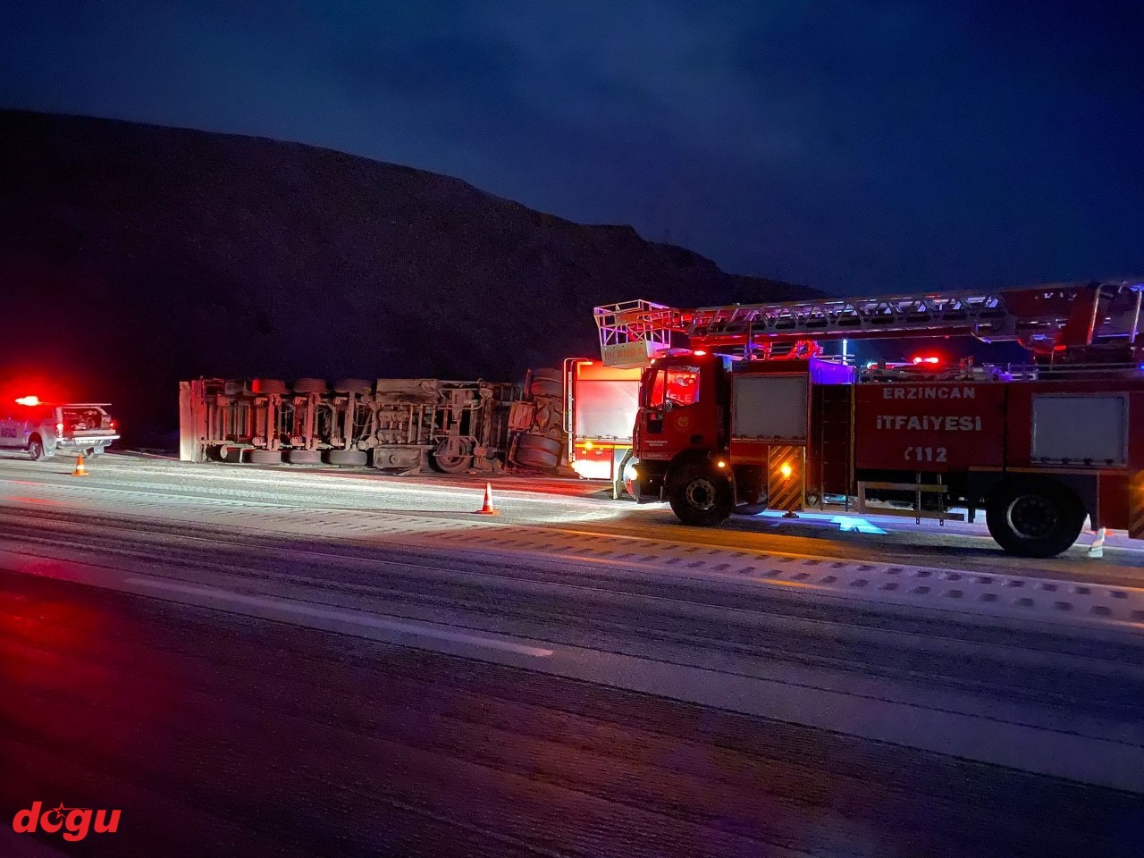 Yan yatan tırın içinde sıkışan sürücüsü kurtarıldı (2)_1280x960